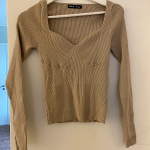 Två toppar - Säljer dessa två toppar som ett paket. Storlek S på båda. Den ena är från shein och den andra från bikbok Priset är för båda tröjorna tillsammans 