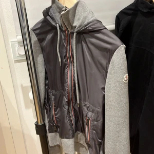 Moncler cardigan - Moncler cardigan med luva i fint skick! Liten M så passar en S mer En liten flaw på mudden men inget man ser. Riktigt fet nu inför sommaren
