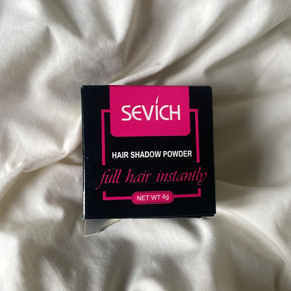 Säljer denna ”hair shadow” från Sevich som är ett färgpulver till håret för att det ska se fylligare ut där det håret är lite glest. Produkten är helt oanvänd, kartongen är endast öppnad💗💗 . Övrigt.