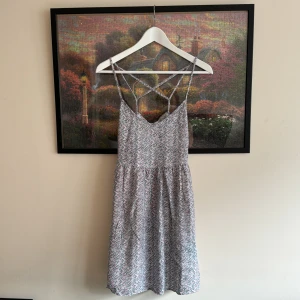 Blommig klänning  - Blommig klänning från en affär i Grekland som passar storlek XS-S. 🌸