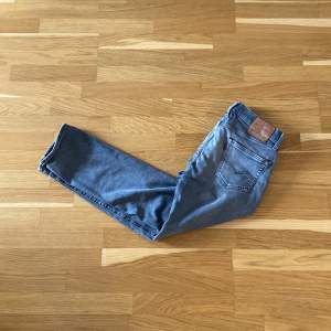Säljer Levis 502 slim fit jeans i storlek 32/30. 6/10 skick finns små slitningar på jeansen, därav det låga priset. Nypris: 1200kr, Vårt pris: 199kr.