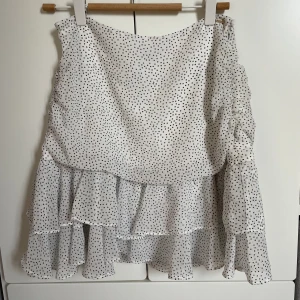 Guess volangkjol  - Kjolen är i utmärkt skick och har aldrig använts! Kjolen har en dragkedja på ena sidan. 