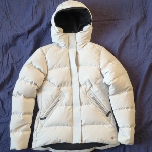 Sail Raicing Vit Jacka  - Sail Racing vit jacka i bra skick, varm och stabim😍