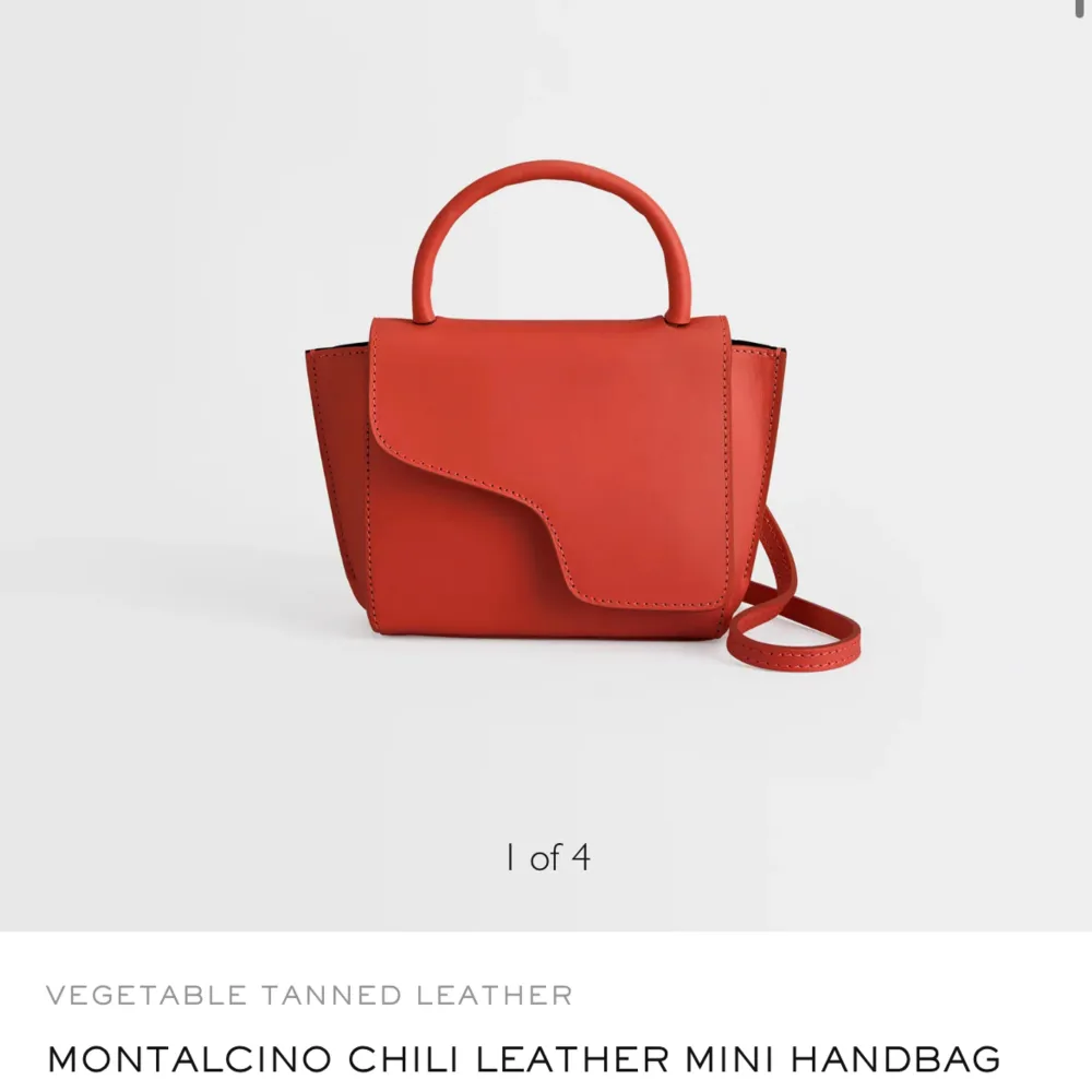 Nu säljer jag min röda ATP väska som är köpt på NK❤️ Säljer eftersom jag inte får användning av den längre men så fin!! Nypris är 3600kr och jag säljer för 2500kr🫶🏼. Väskor.