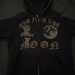 Tjena! Säljer denna riktigt snygga Aim For The Moon zip hoodie! Skick är 10/10 använd 3-4 gånger. Säljer för den har blivit för liten för mig! - 10/10