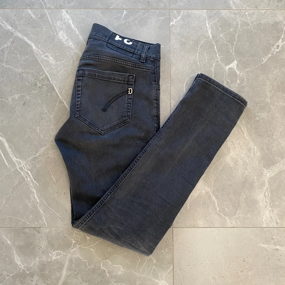 Tja säljer nu ett par dondup jeans. Modellen är George skinny fit och de är i ny skick, skriv om ni undrar någonting!👍. Jeans & Byxor.