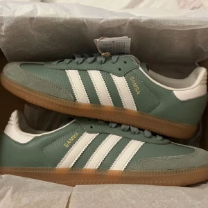 Adidas sambas - Nya adidas sambas, testade två gånger!! Så fin diskret grön/vit färg. Strl 40 men passar 38/39 :) självklart äkta, skickas med boxen
