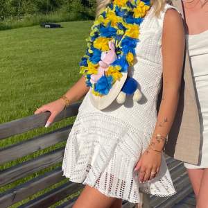 Säljer denna klänning från Bardot som passar perfekt till studenten. Den är endast använd en gång och nypriset på den är 1849 kr. Den är i storlek 38 men skulle mer säga att den är XS/S, även lämnad till en skräddare som sytt in den i midjan lite🤍