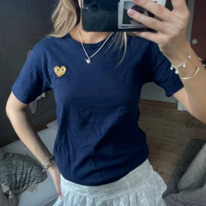 Comme des garçons, t shirt. - Säljer denna comme des garçons t shirt i färgen marin blå, storlek medium. Självklart äkta. 
