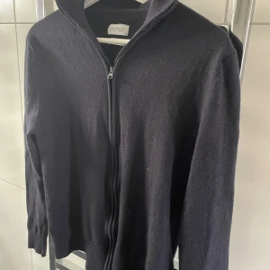 HelZip - Köpt på volt, Bra skick, Passar INTE L, passar M. Nypris-1100kr