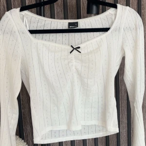 gullig top - En supersöt top med rosett, nyköpt och nästan aldrig använd!!💗 