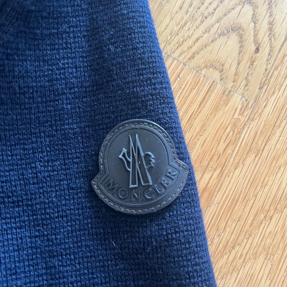 Säljer min moncler cardigan black label som är i toppskick. Såklart äkta med kvitto✅ köpt ifrån HeatnLux. Perfekt nu till våren/sommaren. Skriv om ni har frågor👍🏼 pris kan diskuteras. Jackor.