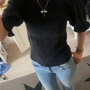 Svart blus - Söt svart blus från Lindex. Kommer inte till användning. Inga defekter utan ser ut som ny. Skönt material i storlek XS. 