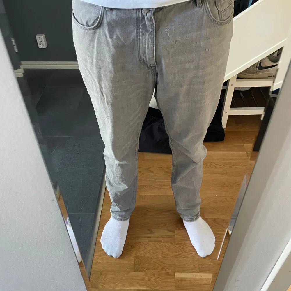 Säljer mina gråa Massimo dutti jeans i tapered fit. Jeansen är i bra skick då de endast används ett fåtal gånger. Skriv om du vill ha fler bilder eller har frågor. Köptes för 700. Jeans & Byxor.