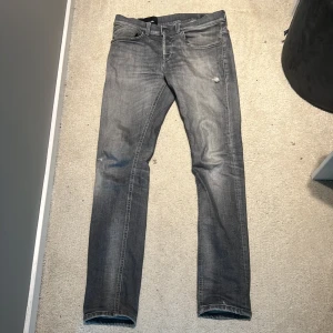 Dondup jeans - Säljer dessa dondup jeans i storlek 30. Jeansen är i bra skick med inga skador. Jeansen är i modellen George