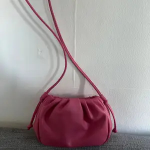 Rosa väska från nelly använd 1 gång köptes förra sommaren. Köparen står för frakt kan mötas i Göteborg