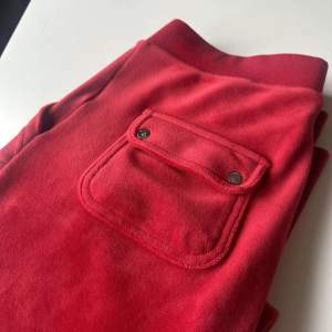 Säljer mina röda juicy byxor då jag inte använder dom. Har max använt de 5 gånger, så väldigt bra i ny skick💕 Ny pris: 1200kr💞