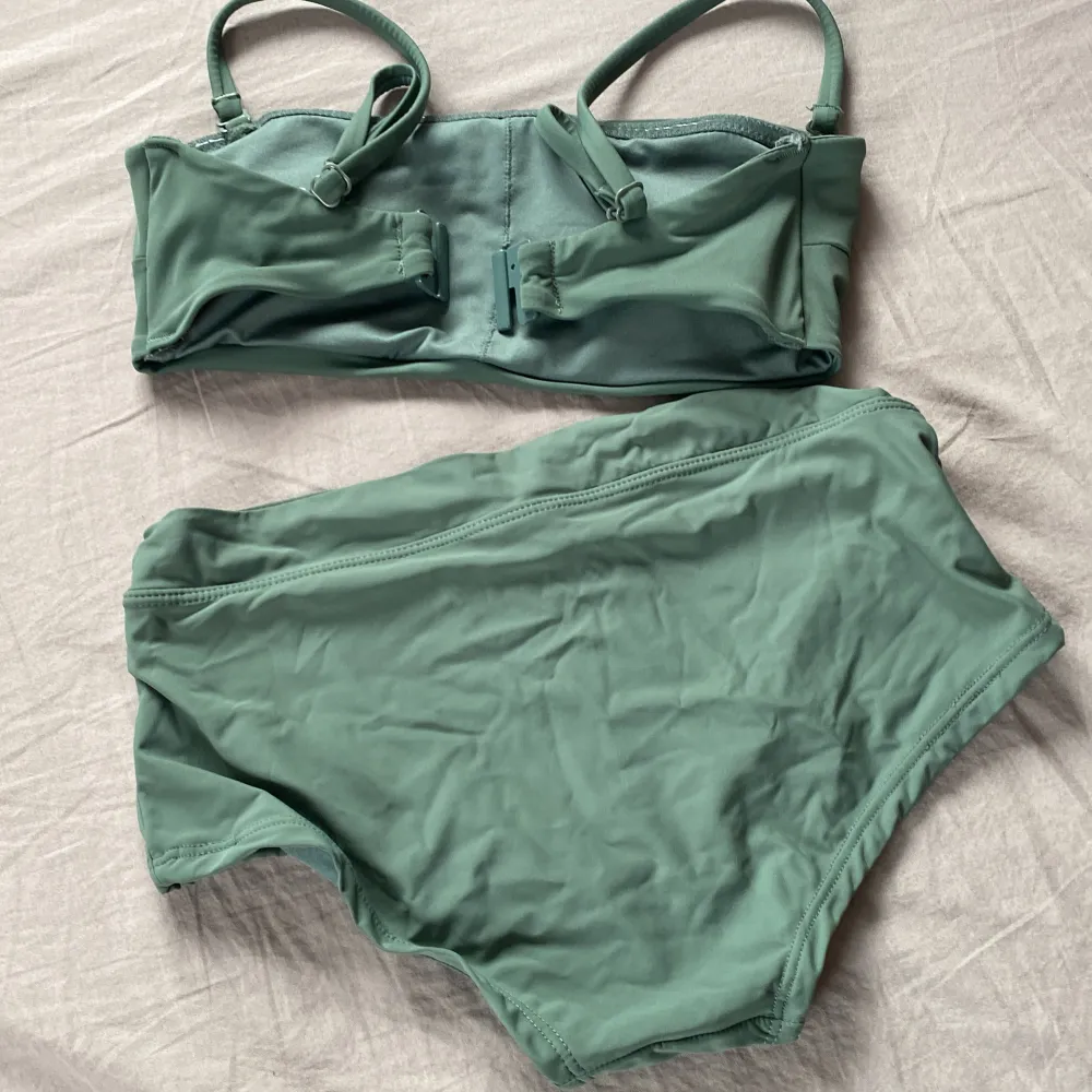 Grön bikini i storlek 34, den är aldrig använd🥰 . Övrigt.