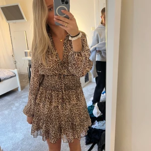Zara klänning 🐆 - Super trendig leopard klänning 🐆💕  Perfekt nu till sommaren!! Priset går att diskutera 