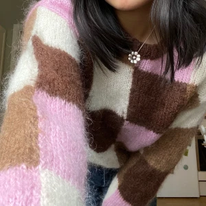 Fin stickad tröja - Skön stickad tröja i 50% mohair och 50% ull. I princip i nyskick.💗