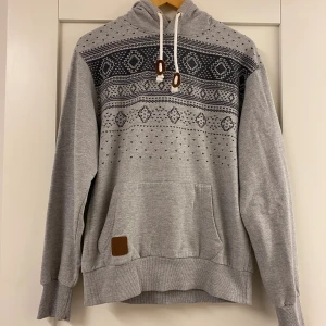 Hoodie herr L - Hoodie stl L. Fint skick. Inga hål eller fläckar, använd ett fåtal gånger. 🌸 Vi tvättar parfymfritt, röker INTE men katt finns i hemmet sedan några veckor tillbaka.