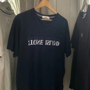 Stone Island tröja - Säljer min Stone Island tröja som är näst intill oanvänd. Size XL i ungdom (Normal S/M)