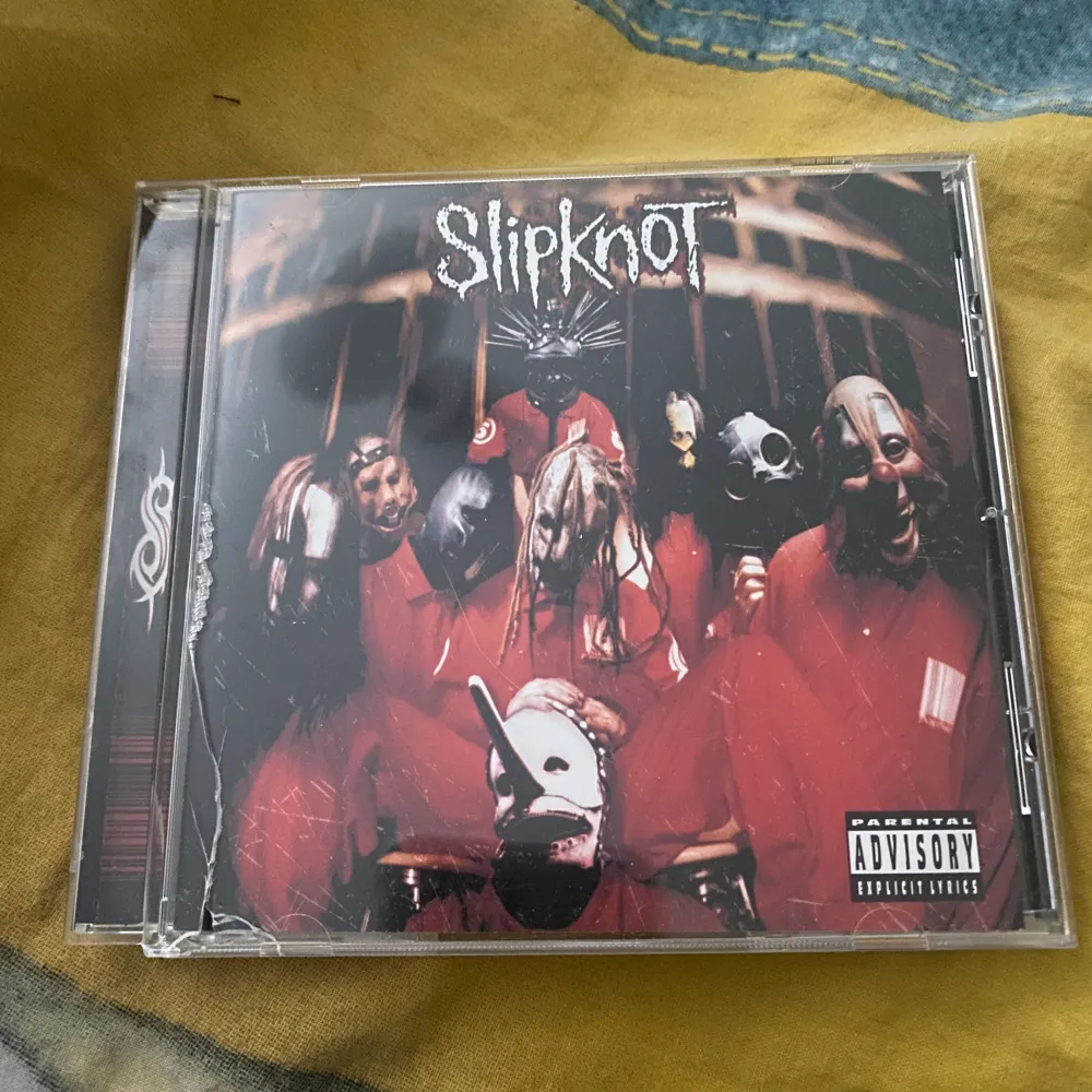 en slipknot cd skiva köpt på bengans i sthlm! använd en gång men som helt ny! har sprickor på förpackningen men inget som har påverkat själva skivan!. Accessoarer.