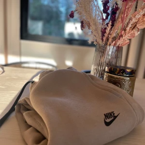 Säljer Nike Tech byxor  - Säljer mina sprillans ny inköpta Nike Tech byxor bästa skick hoppas ni är intreserade 👍