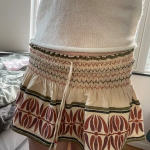 Minikjol från Zara😸 - Finns inte längre på hemsidan!! Unik minikjol som har fint broderi❤️‍🔥(Undershortsen och lappen där bak är tyvärr bortklippta)