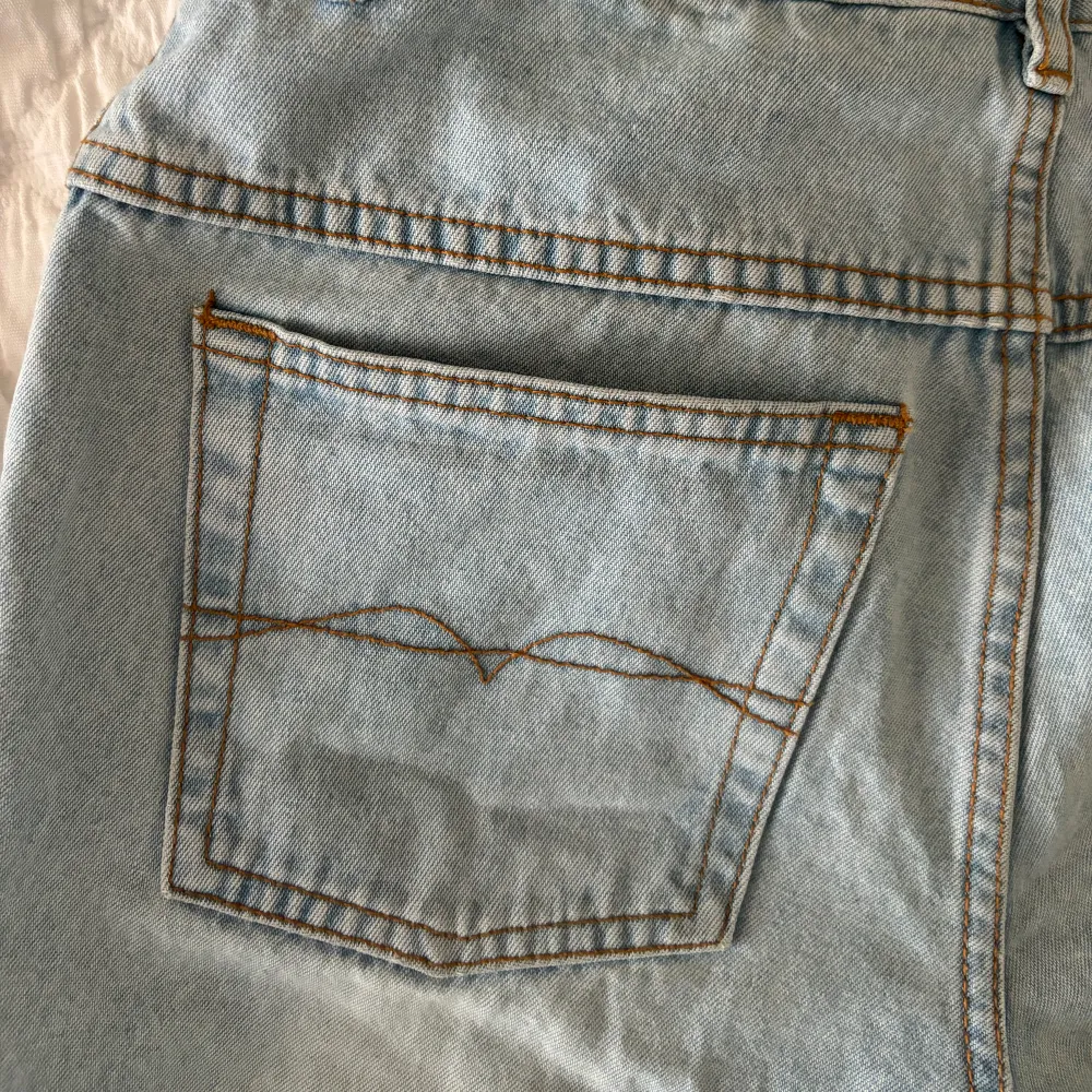 Snygga ljusblå lågmidjade bootcut jeans. Superfint skick så har inga fläckar, slitningar eller att tyget blivit ”uttunnat” i knän eller rumpan. Innerbenslängd: 83 cm, midjemått: 38 cm🫶. Jeans & Byxor.