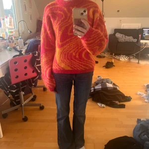 Rosa & orange stickad tröja - Säljer denna super söta stickade tröjan. Tröjan är i storlek 158/164. Men passar nog XXS, XS & S!🫶🫶