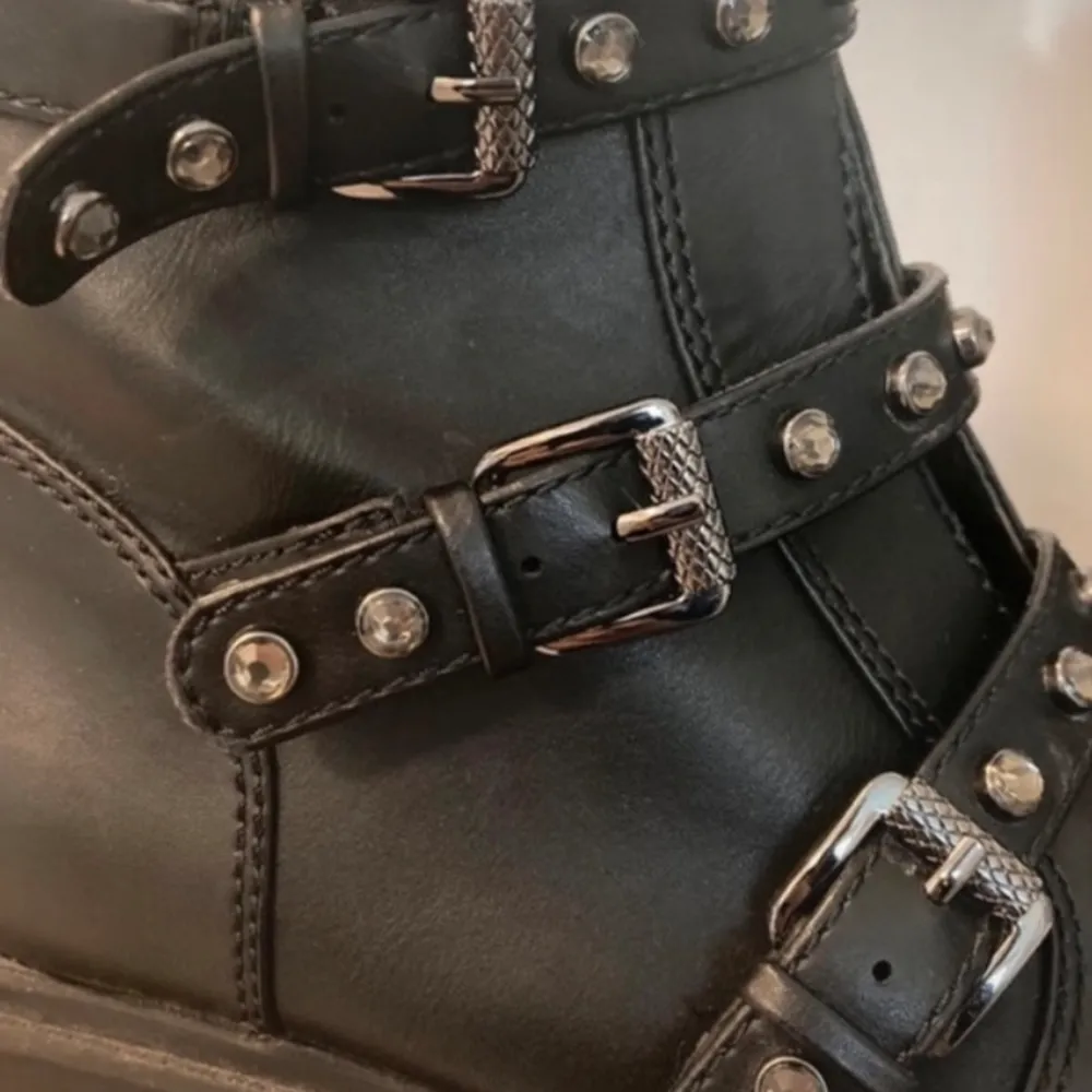Guess boots in size 41. True to size.  Used only a few times, perfect condition. Bought on Zalando for 1600kr (still have the receipt).  Selling because I am moving and cant bring all my shoes with me :) . Skor.