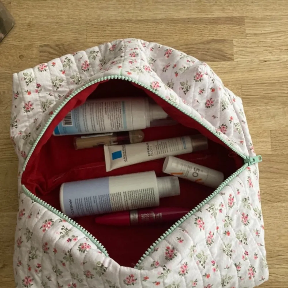 Quilted make-up bag, very trendy on tiktok :) Handmade by me💜. It is size XXL so it fits everything. . Muu.