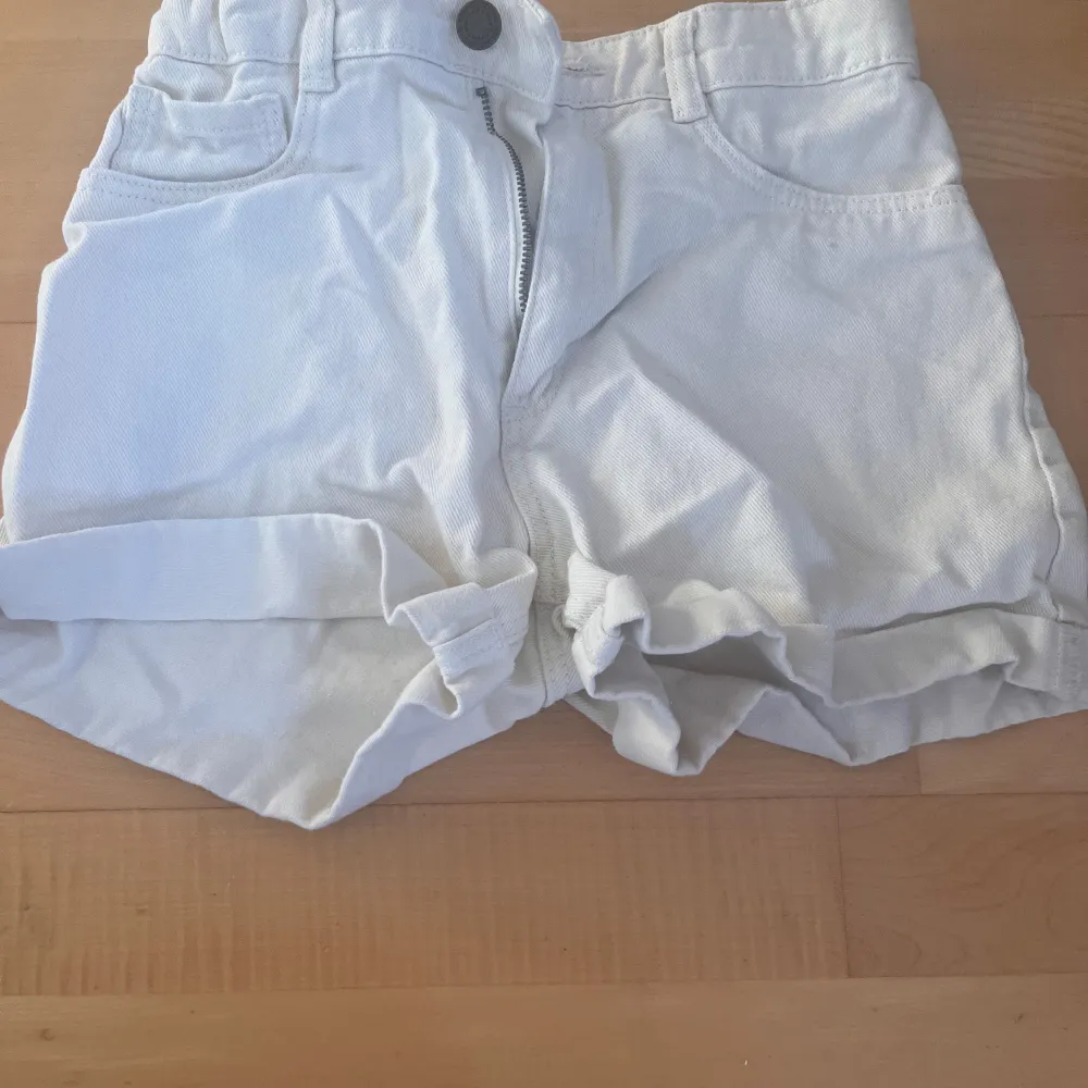 Säljer de då jag inte använder de längre. Shortsen är i storlek 152. Men passar nog XXS & XS🫶🫶. Shorts.