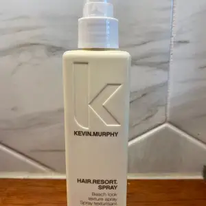 Kevin Murphy Hair resort spray är en lätt texturspray. Använd några gånger ungefär 3/4 kvar. Nypris 329kr