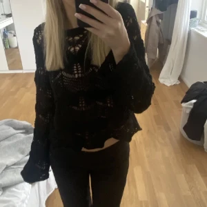 Snygg tröja  - Skitsnygg tröja från zara Bra skick😍 Postar och möts upp🥰