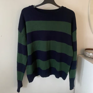 Stickad tröja  - Använd en handfull gånger, bra skick, kommer inte till användning längre.❣️