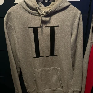 Les deux hoodie - Säljer då den knappt blivit använd, bra skick fof inga noppror Storlek Small men passar även Medium Kostade ca 1200kr ny har jag för mig