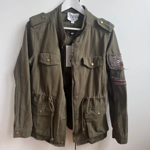 Grön vårjacka i jeanstyg - Jättesnygg grön jacka med super fina detaljer som är lagom tunn inför sommaren. Jackan har aldrig använts och lappen sitter kvar🙌 Köpte från Chelsea för 800 kr. Hör av er vid frågor eller intresse!💓