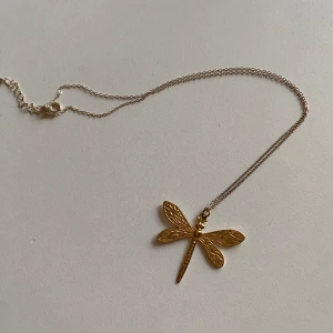 Trollslända halsband - Perfekt skick! Köpt vintage! Går bra att klicka på köp nu🤍