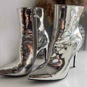 Metalliska ankle boots från luxe to kill. Aldrig använda  