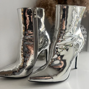Metalliska klackskor - Metalliska ankle boots från luxe to kill. Aldrig använda  
