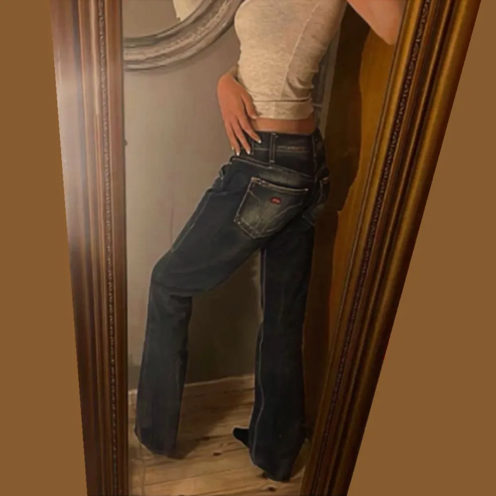 Jätte snygga väldigt lågmidjade miss sixty jeans! storlek 27, midjemått: 38,5 cm || innerbenslängd: 87 cm. Jag på bilden är 173 cm! <3 . Jeans & Byxor.