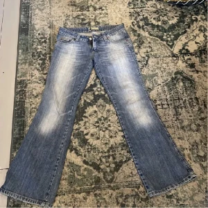 Lowwasit jeans  - Säljer dessa JÄTTESNYGGA lågmidjade bootcut jeansen från Big Star 🌟 Säljer pga de blivit försmå ( lånade bilder) Innerbenslängden är 74 och midjemåttet är 36,5