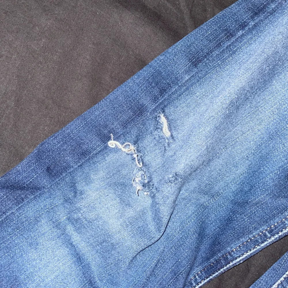 Snygga jeans två hål på knäna ni ser på bilderna hur dom ser ut . Jeans & Byxor.