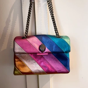 Kurt Geiger Kensington Väska - Säljer min underbara Kurt Geiger väska för att jag inte använder den längre. Jättebra skick!!  Köparen står för frakten💘💘💘💘