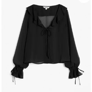 Svart volang blus - Hej, säljer min fina volng blus för att jag inte fått någon användning för den.💞