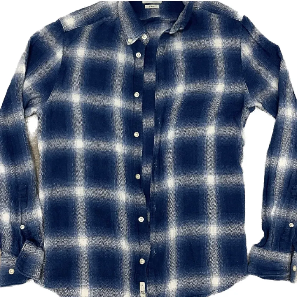 Säljer denna extremt snygga flanellskjortan i färgen blå. Skicket är 8/10 inga defekter! . Skjortor.