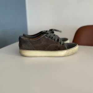 Lanvin Cap toe sneakers! - Tjena Säljer mina Lanvins för det är använda och ska köpa andra skor. Storlek uk7 så det motsvarar 41-42 Billigt pris för det är väl använda  Tar självklart imot byten om nån skulle vilja byta.