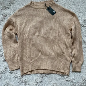 Stickad tröja storlek S  - Stickad tröja storlek S ny med lapp kvar , 100 kr. Djur och rökfritt hem 